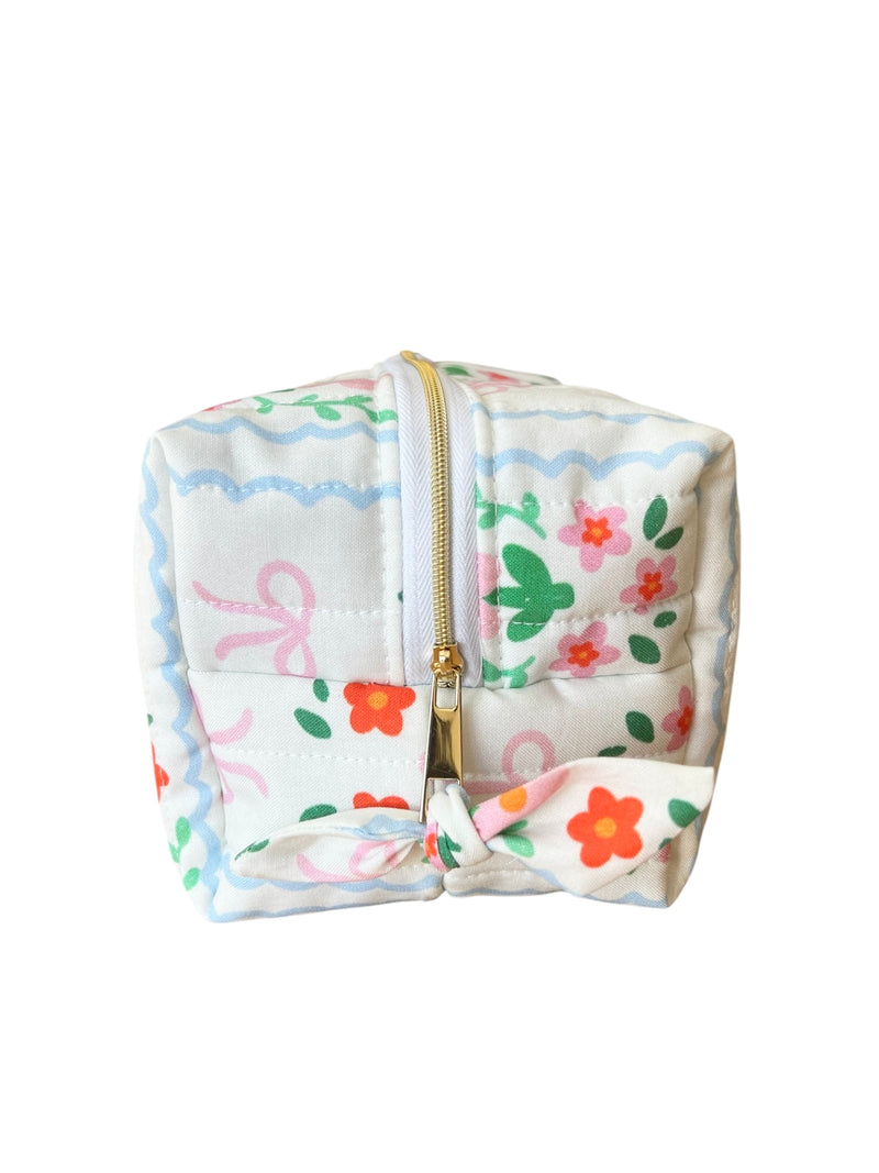 Cottage Bows Quilted Carry-All